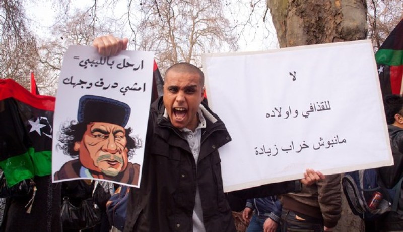 القذافي‮ ‬يقصف المحتجين بالأسلحة المضادة للطيران