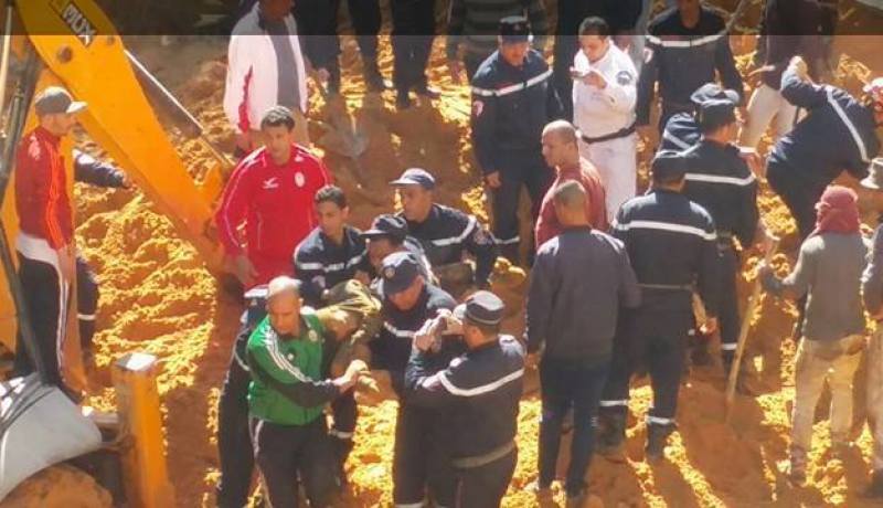 بالفيديو والصور.. قتيلان بعد انهيار أرضي في ميناء القالة بالطارف