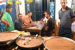 الشباب العاصمي يستعد للحرڤة مع نهاية رمضان بـ دراهم القلب اللوز والمعدنوس!!