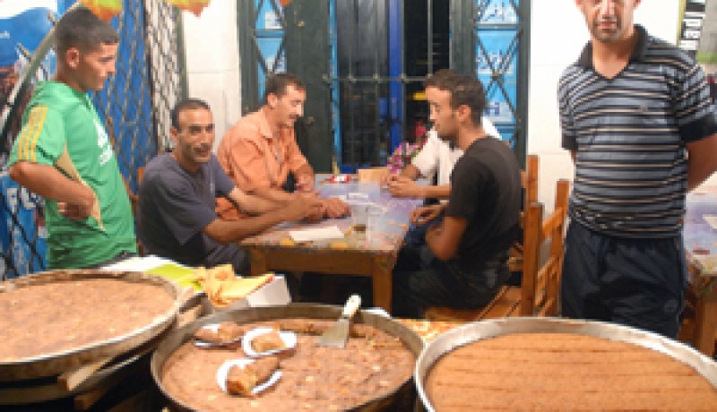 الشباب العاصمي يستعد للحرڤة مع نهاية رمضان بـ دراهم القلب اللوز والمعدنوس!!
