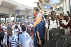 مئات الكاميرونيين يستقبلون منتخب بلادهم في المطار ويطالبون لاعبيهم بالإطاحة بالخضر