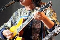 المغني الأميركي كارلوس  سانتانا يرفض الغناء في إسرائيل