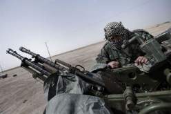 قوات القذافي تشن غارات جوية على اجدابيا في شرق ليبيا