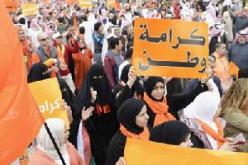 عشرات الاف الكويتيين يطالبون بحل  البرلمان المزور