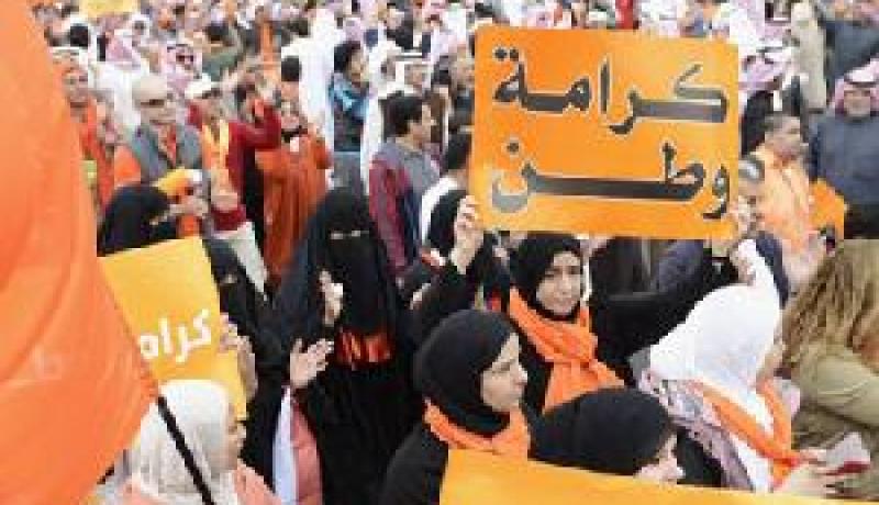 عشرات الاف الكويتيين يطالبون بحل  البرلمان المزور