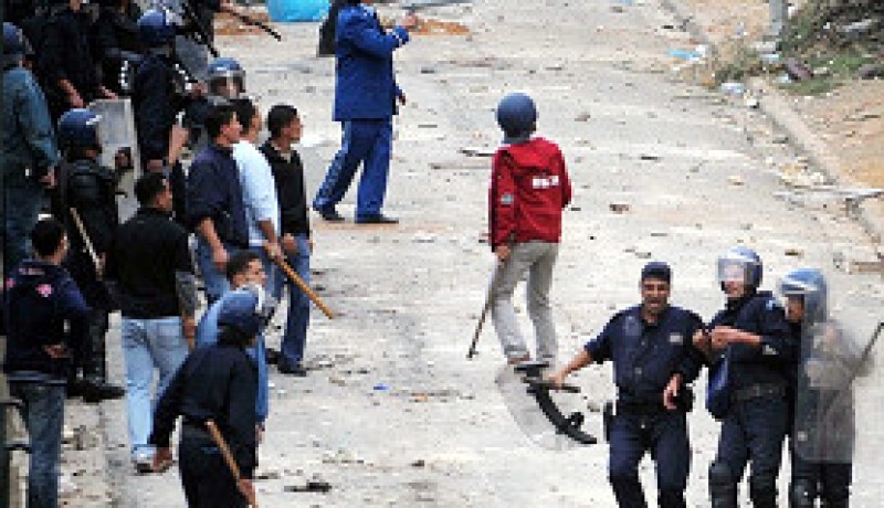 عشرات الجرحى منهم 5أعوان أمن في مواجهات بين الشرطة ومحتجّين بإليزي 