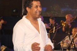 حظي بأكبر وأجمل تكريم وعرفان في أول زيارة له للشرق الجزائري : الشاب خالد يلهب جمهور مهرجان تيمڤاد ويصدح فيه ويتألق