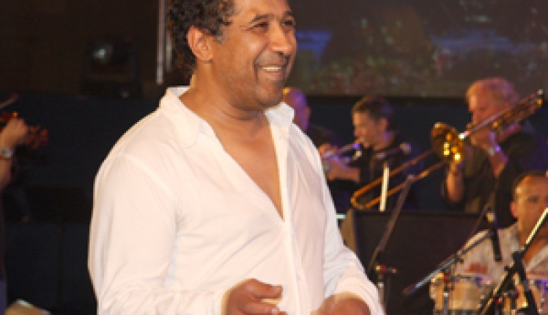 حظي بأكبر وأجمل تكريم وعرفان في أول زيارة له للشرق الجزائري : الشاب خالد يلهب جمهور مهرجان تيمڤاد ويصدح فيه ويتألق