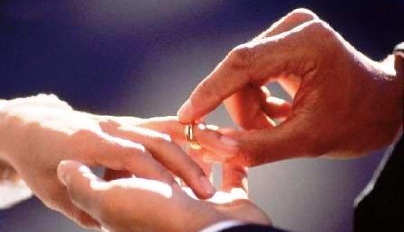 عريس يضرب عروسه يوم الزفاف ويدخلها العناية المركزة