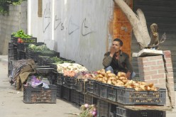 يبدو هذا الخضّار الذي يفتقد للزبائن في حالة صعبة لاسيما وأن جذع الشجرة يكاد ينهار عليه ولم يحضر أي زبون!!