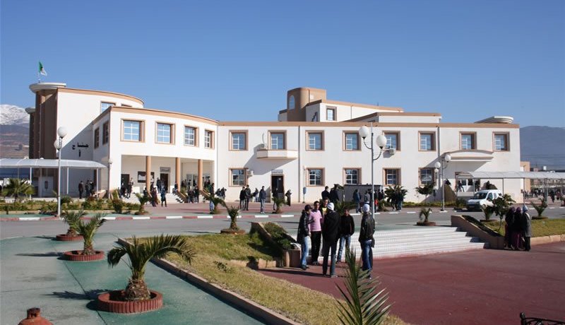 طالبة تحاول الانتحار حرقا وزملاؤها يدخلون في إضراب مفتوح بجامعة خميس مليانة