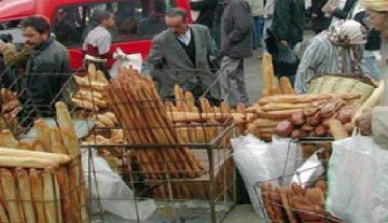 الجزائريون يستهلكون 5 ملايين خبزة معروضة تحت الغبار والشمس يوميا!