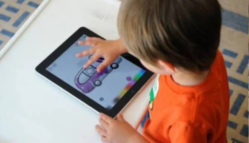 حذار.. ضرر خطير وغير متوقع لاستخدام الأطفال للهواتف الذكية