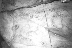 رحلة سياحية إلى مخبأ “أفيغا” بعزازقة كانت وراء اكتشاف أعمال التخريب: كتابات تيفيناغ ومعالم تعود إلى ما قبل الميلاد تستغيث