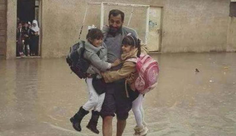 بالصورة شهامة أستاذ تلهب شعور رواد مواقع التواصل الإجتماعي