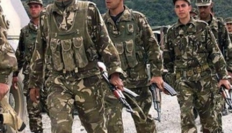 الجيش الوطني يدمر مخبأين و يضبط 11 مهربا بالبويرة