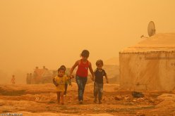 وفاة امرأتين وتسجيل 750 حالة اختناق إثر عاصفة رملية ضربت لبنان