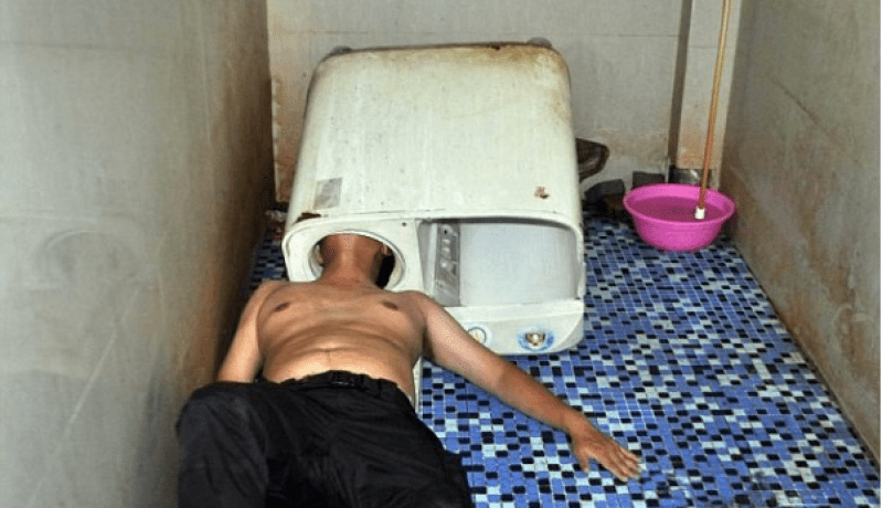 بالفيديو رجال إطفاء يسحبون رأس رجل علق في الغسالة