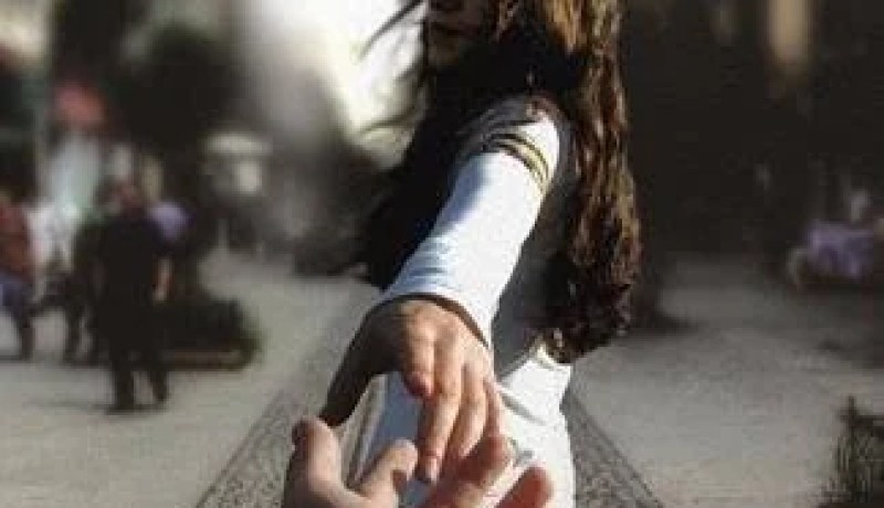 رغم أنني‮ ‬أحسن إليها تتصرف معي‮ ‬بجفاء وترفض أن أبرها