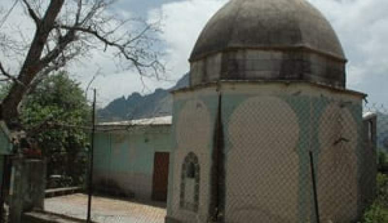 يذبحون ثيرانا وأغناما ويغطسون الأيدي في دمها ويلطخون جدار المقبرة:طقوس شعوذة وقرابين وثنية تجتاح الجزائر لمواجهة العنوسة والعقم والمنصب