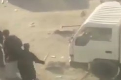 بالفيديو.. مشاجرة بين ثلاثة أشخاص تنتهي بحادث مروع