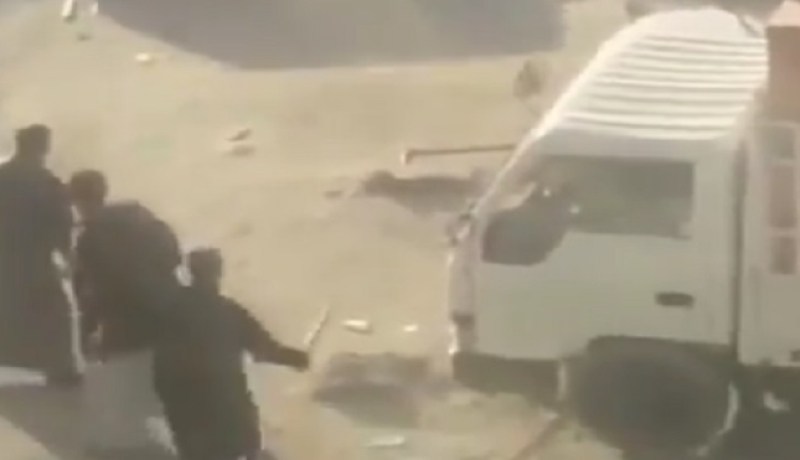 بالفيديو.. مشاجرة بين ثلاثة أشخاص تنتهي بحادث مروع