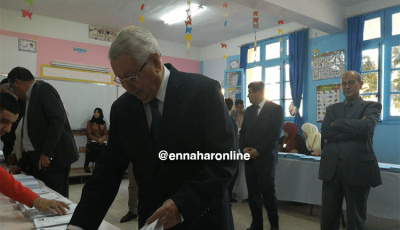 بالصور.. عبد القادر بن صالح يؤدي واجبه الإنتخابي بمدرسة أحمد عروة