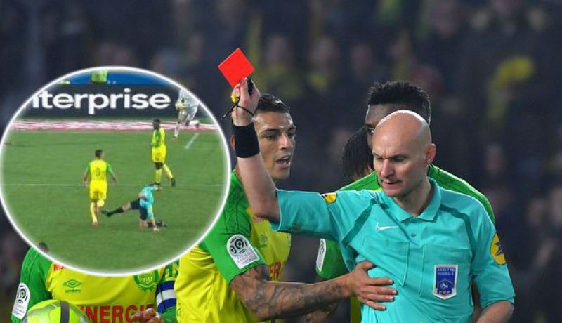 بالفيديو.. الحكم يضرب لاعب “نانت” ويطرده من المباراة !