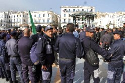 احتجاج لعشرات من عناصر الحرس البلدي أغلبهم ضحايا العشرية السوداء أمام بوابة ولاية تبسة