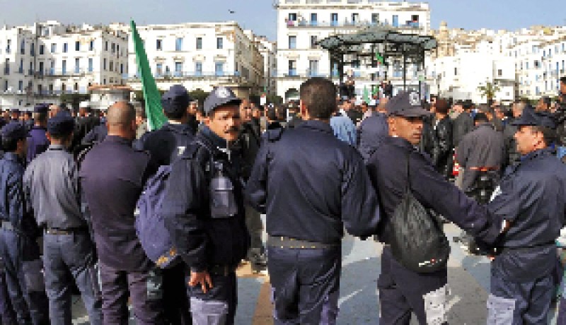 احتجاج لعشرات من عناصر الحرس البلدي أغلبهم ضحايا العشرية السوداء أمام بوابة ولاية تبسة