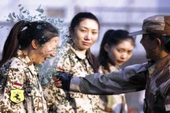 تكسير قارورة في‮ ‬الوجه كي‮ ‬تكون‮ ''‬بودي‮ ‬ڤارد‮'' ‬في‮ ‬الصين