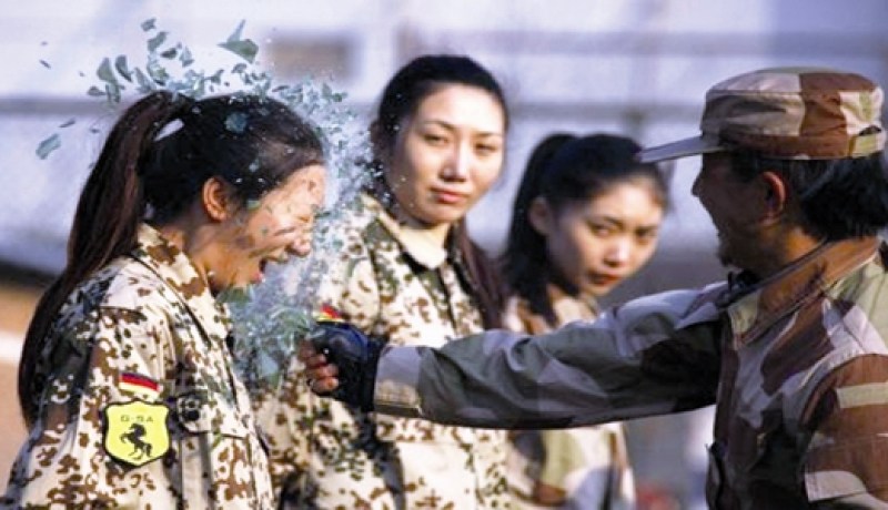 تكسير قارورة في‮ ‬الوجه كي‮ ‬تكون‮ ''‬بودي‮ ‬ڤارد‮'' ‬في‮ ‬الصين