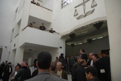 سيدة تضرب شابا بـ‮''‬شاقور‮'' ‬لأنه أراد الإعتراف بابنه بعد رميه من طرف ابنتها