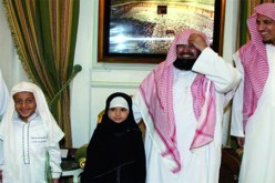 طفلة جزائرية تبكي‮ ‬الشيخ عبد الرحمن السديسي‮ ‬في‮ ‬بيته بمكة المكرمة