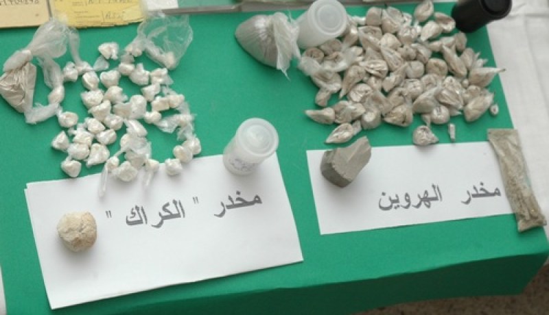 فتاة وتلميذ ثانوي ضمن عصابة لترويج الهيروين غرب العاصمة