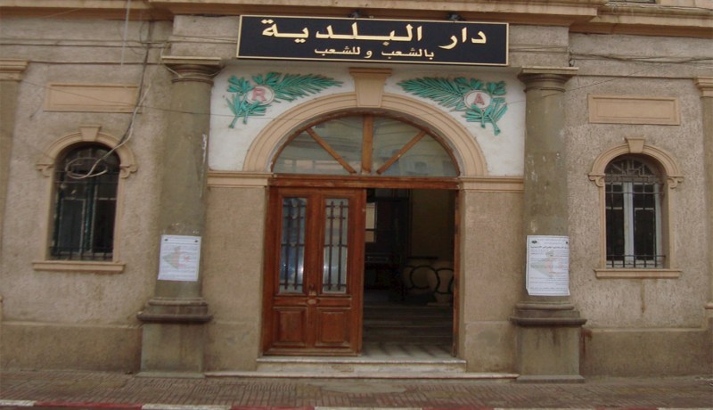 عمال بلدية عين طارق يطالبون بدفع أجورهم المتأخرة في غليزان