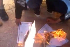 خرّيجو جامعات‮ ‬يُحرقون شهاداتهم أمام‮ ‬وكالة التشغيل في‮ ‬الأغواط