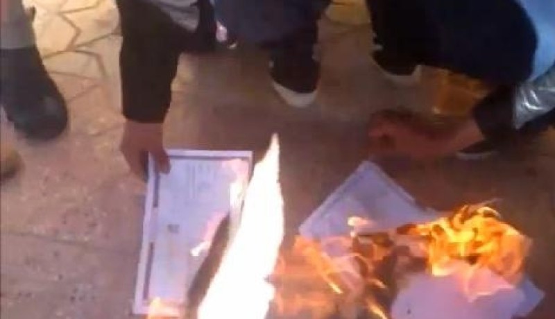 خرّيجو جامعات يُحرقون شهاداتهم أمام وكالة التشغيل في الأغواط