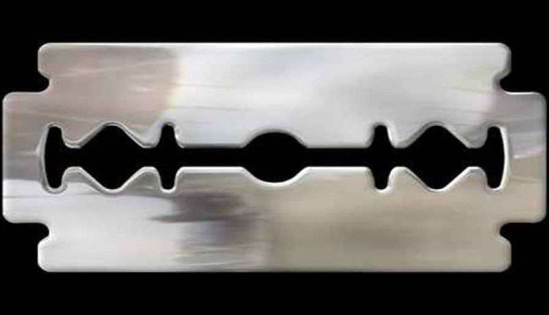 معركة ‬بالعصي‮ ‬بسبب شفرات حلاقة‮ ‬غير معقّمة