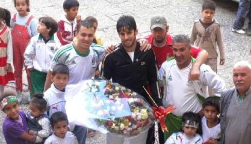 محمد الأمين زماموش يحظى باستقبال الأبطال في حي الكونفور بالمدنية