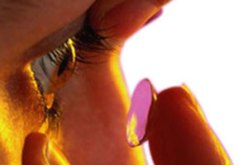 لأن أغلب الفتيات لا يحسن استعمالها ولا يراعين شروط نظافتها:العدسات اللاصقة الملونة.. من الجمال الاصطناعي إلى العمى