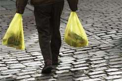 دعوات لمنع استخدام الأكياس و القارورات البلاستيك على مستوى العالم