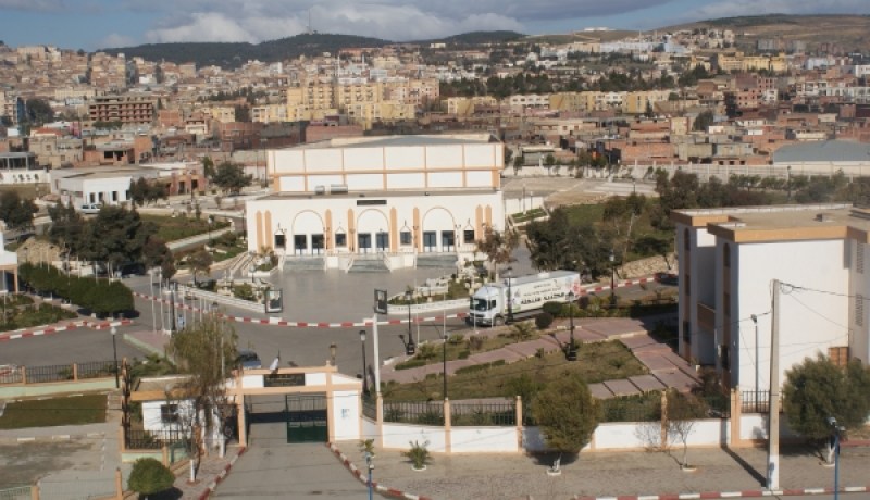 مواطنون يحتجون أمام مقر بلدية مهدية مطالبين برحيل رئيسها بتيارت