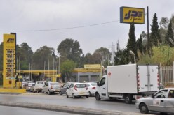 طوابير لامتناهية بمحطات البنزين عشية العيد