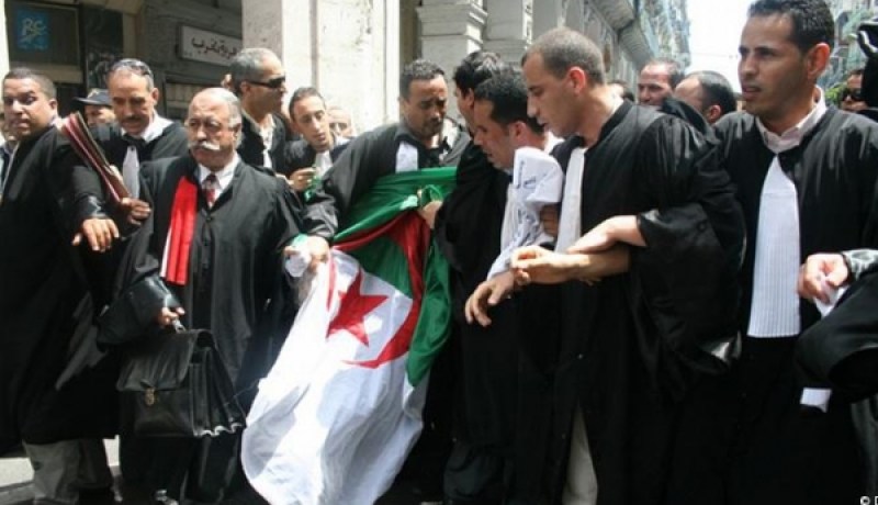 مسيرة حاشدة للمحامين بشوارع العاصمة ضد “عدالة التلفون”