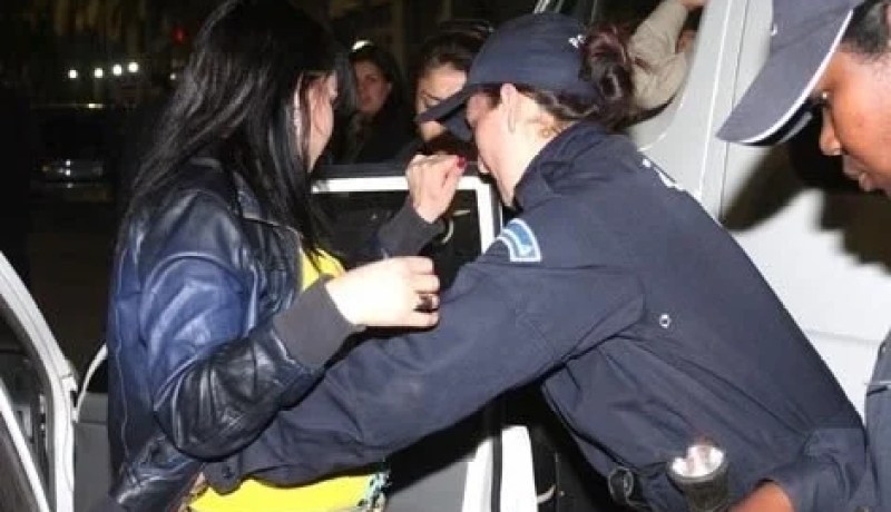 توقيف فتاتين في قضية سرقة مركبة بالعنف بأم البواقي