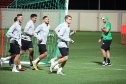 زطشي حاضر في التدريبات لتحفيز زملاء محرز