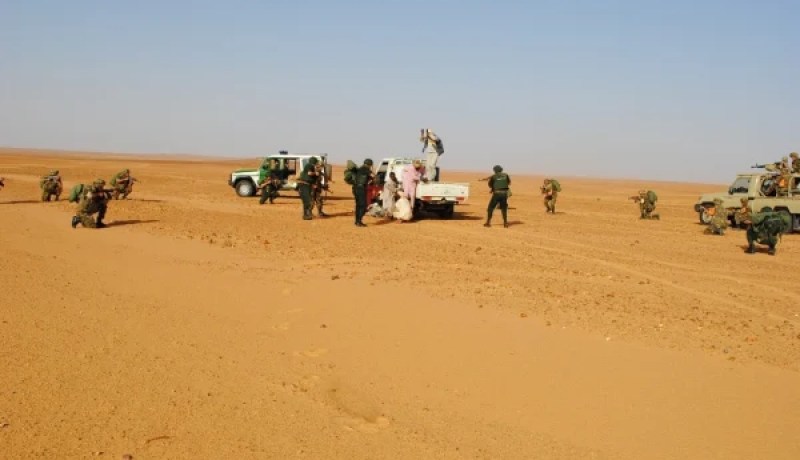 الجيش الوطني يوقف 12 مهربا في برج باجي مختار