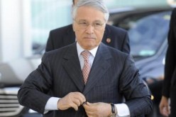 شكيب خليل.. أنا أملك الجنسية الجزائرية فقط