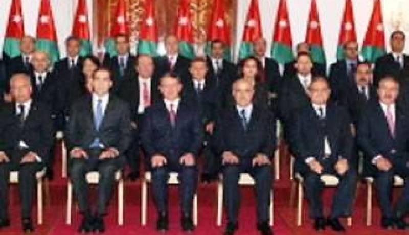 رئيس الوزراء الأردني يجري أول تعديل على حكومته يشمل ستة وزراء